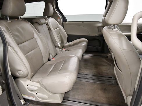 Used 2015 Toyota Sienna XLE image 16