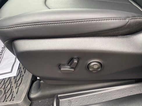 Used 2025 Chrysler Voyager LX image 16