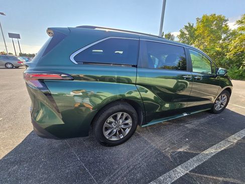 Used 2024 Toyota Sienna XLE FWD image 9
