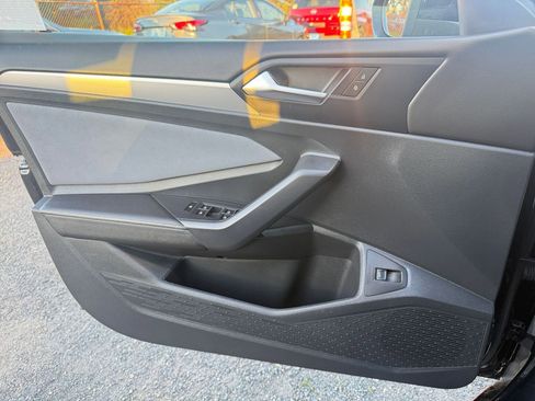 Used 2025 Volkswagen Jetta SE image 18