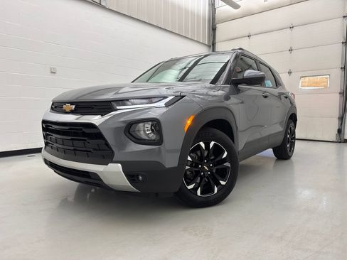 Used 2022 Chevrolet TrailBlazer LT w/ Convenience Package FWD image 3