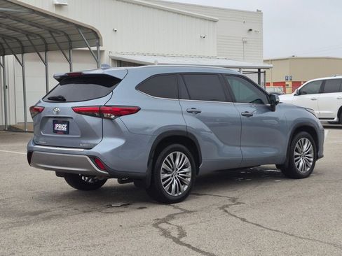 Used 2023 Toyota Highlander Platinum FWD image 5