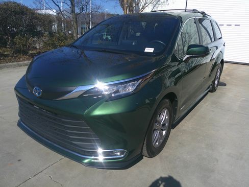 Used 2021 Toyota Sienna XLE image 6