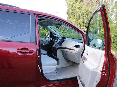 Used 2011 Toyota Sienna XLE w/ Entertainment Pkg image 15