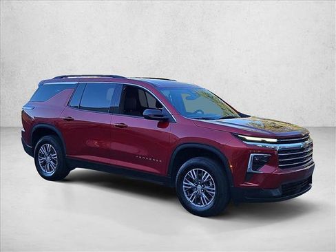 Used 2025 Chevrolet Traverse LT FWD image 3