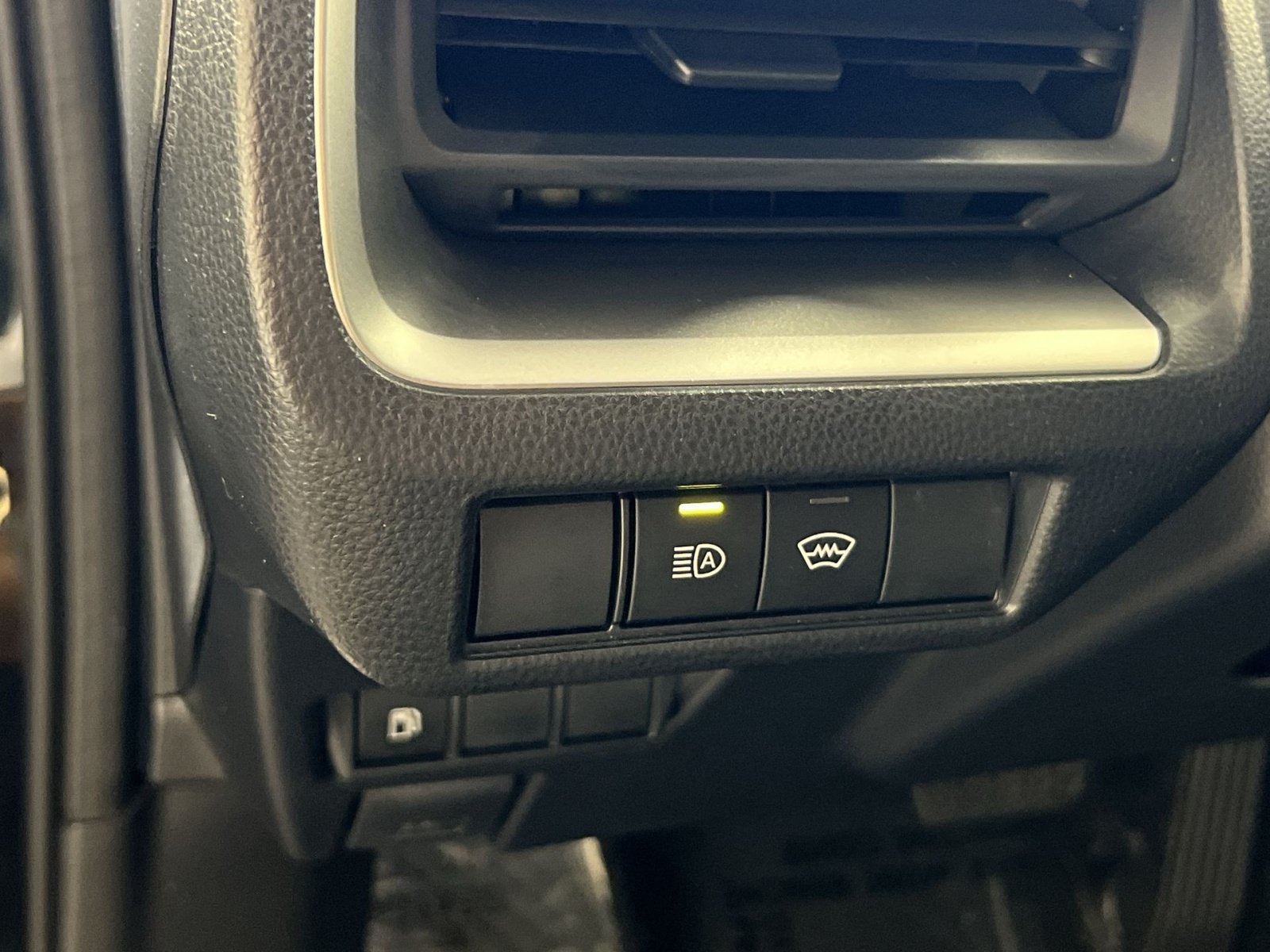 Used 2025 Toyota Prius LE FWD image 31