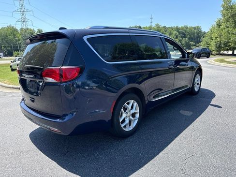 Used 2020 Chrysler Pacifica Touring-L FWD image 5