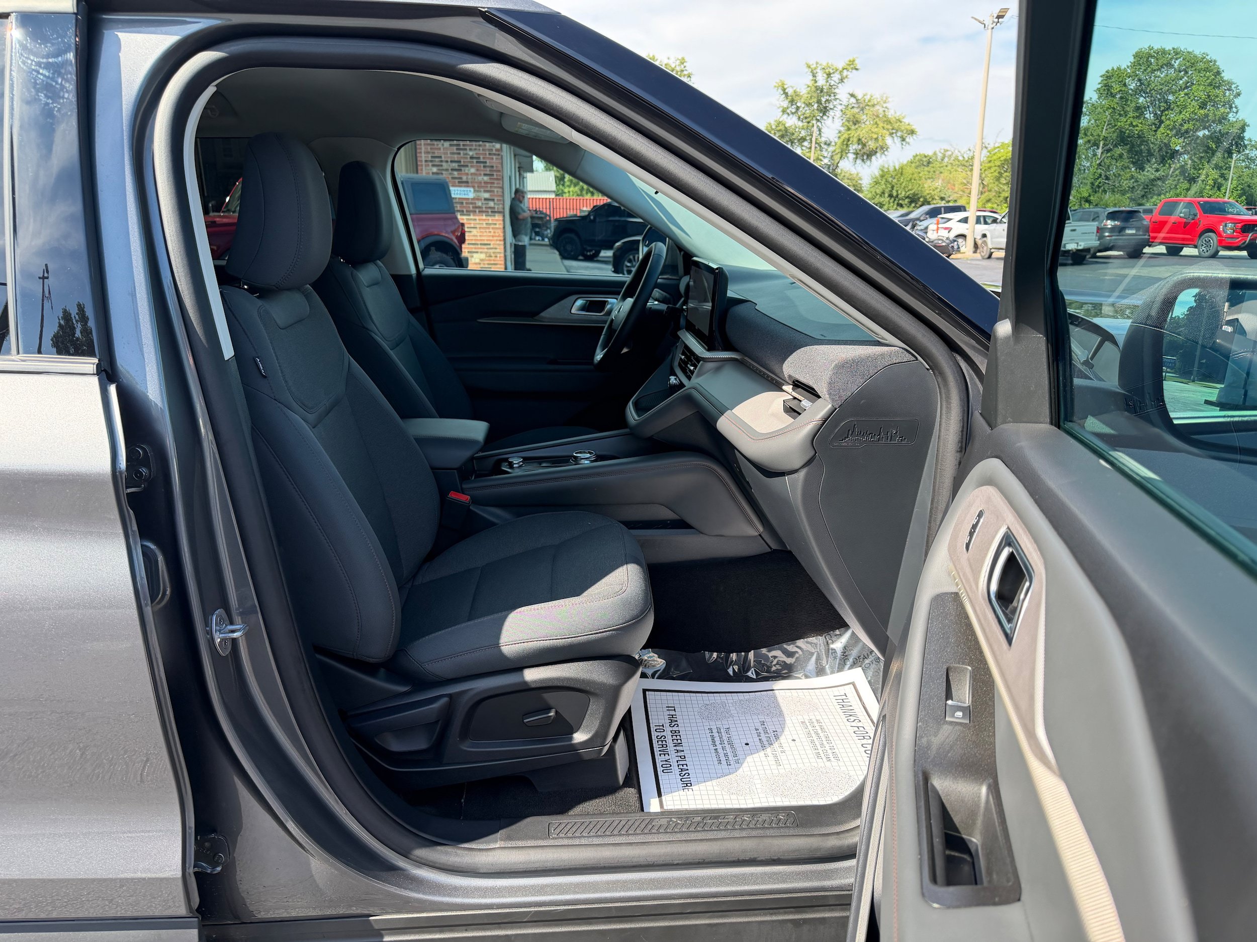 Used 2025 Ford Explorer Active AWD/4WD image 17