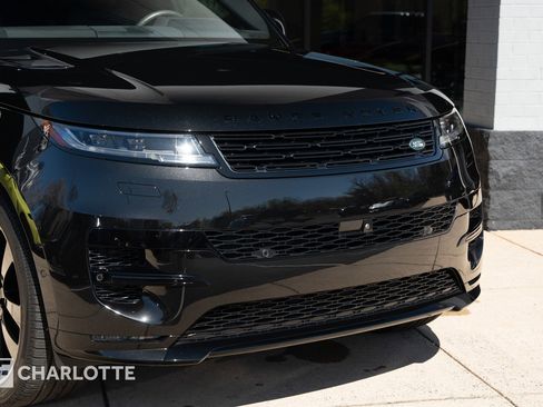 Used 2025 Land Rover Range Rover Sport Dynamic SE image 2
