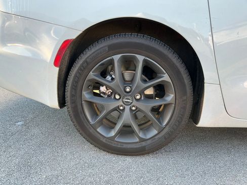 Used 2021 Chrysler Pacifica Touring-L w/ Uconnect Theater Family Group image 9