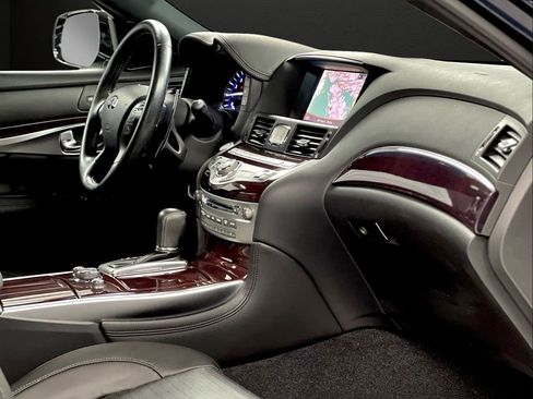 Used 2019 INFINITI Q70 Luxe image 21