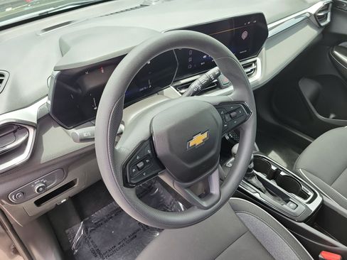 Used 2025 Chevrolet TrailBlazer LS FWD image 24