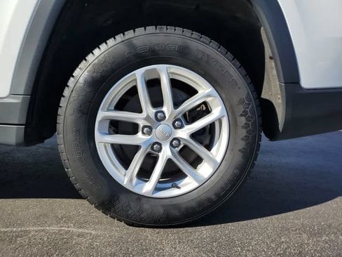 Used 2023 Jeep Grand Cherokee L Laredo AWD/4WD image 9