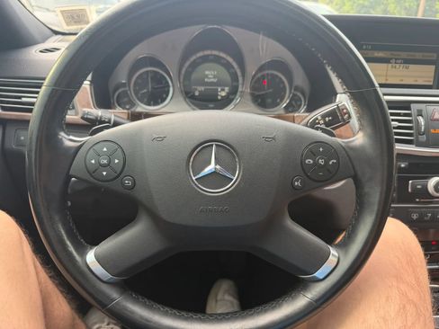 Used 2011 Mercedes-Benz E 550 4MATIC Sedan image 17