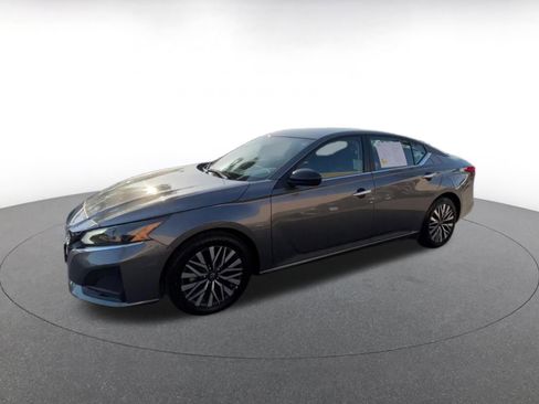 Used 2025 Nissan Altima 2.5 SV FWD image 8