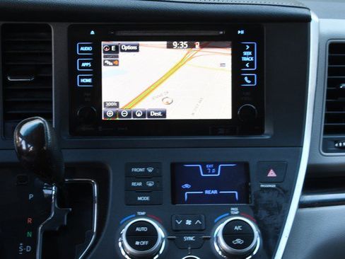 Used 2017 Toyota Sienna XLE Premium FWD image 21