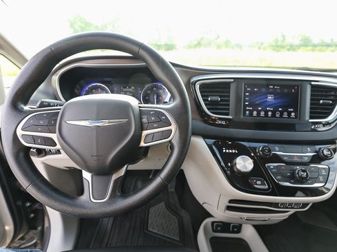 Used 2021 Chrysler Voyager Lxi FWD image 13