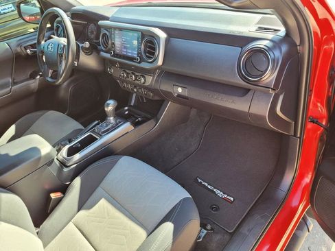 Used 2020 Toyota Tacoma TRD Sport w/ Technology Package image 10