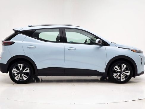 Used 2023 Chevrolet Bolt EUV LT w/ Convenience Package image 3