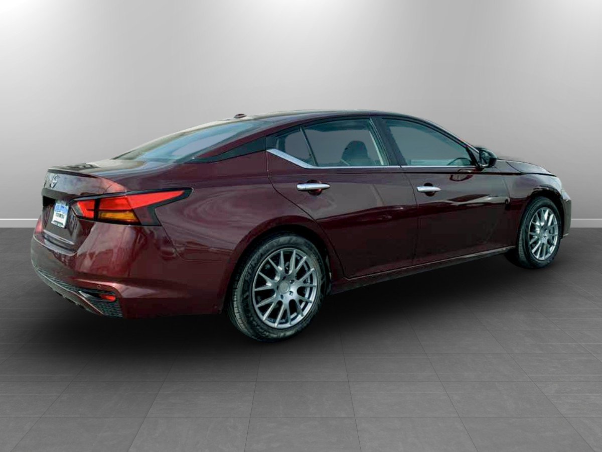 Used 2025 Nissan Altima 2.5 SV FWD image 7