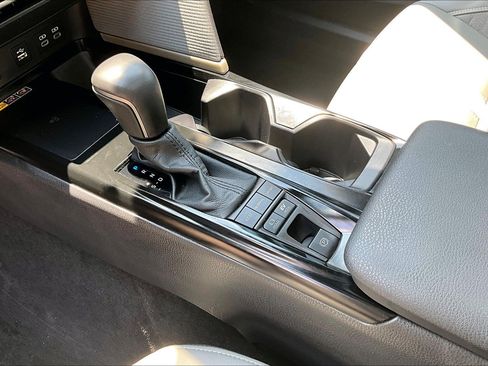 Used 2025 Toyota Camry SE w/ Convenience Package FWD image 15