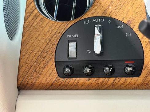 Used 2017 Rolls-Royce Dawn RWD image 21