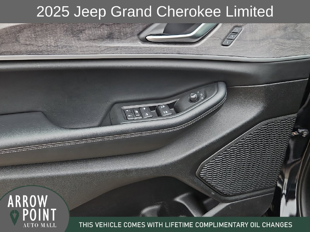 Used 2025 Jeep Grand Cherokee Limited AWD/4WD image 21