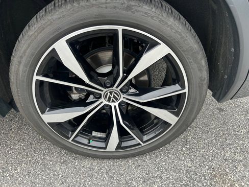 Certified 2024 Volkswagen Tiguan SEL R-Line image 22