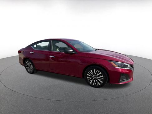 Used 2025 Nissan Altima 2.5 SV image 2