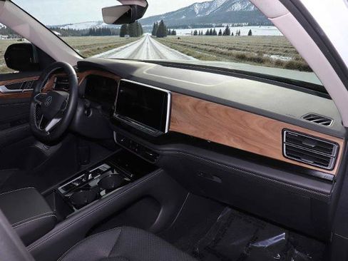 Used 2025 Volkswagen Atlas SE image 23