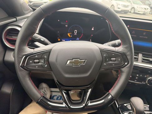 Used 2025 Chevrolet Trax RS w/ Sunroof Package image 13