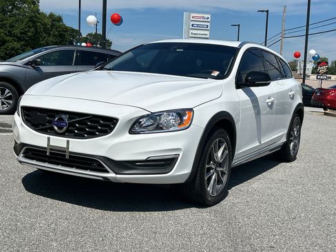 Used 2018 Volvo V60 T5 Cross Country w/ Convenience Package image 3