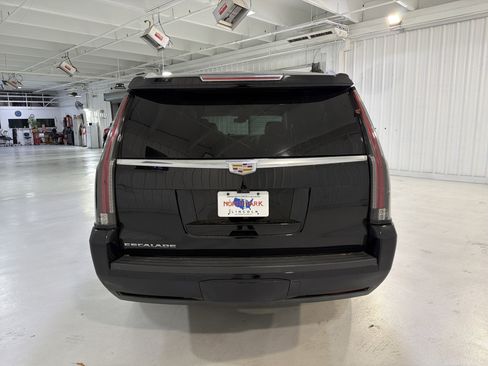 Used 2019 Cadillac Escalade ESV Premium Luxury image 4