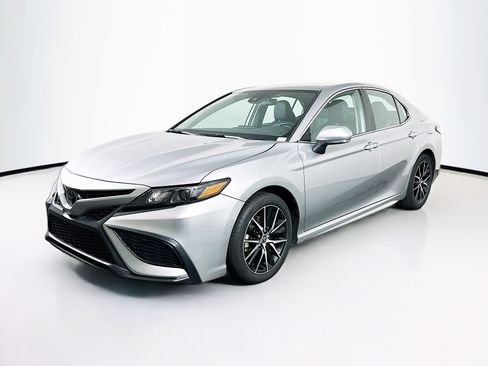 Used 2024 Toyota Camry SE FWD image 3