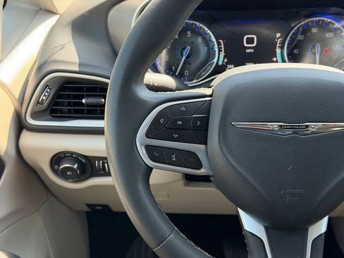 Used 2023 Chrysler Pacifica Touring-L FWD image 19