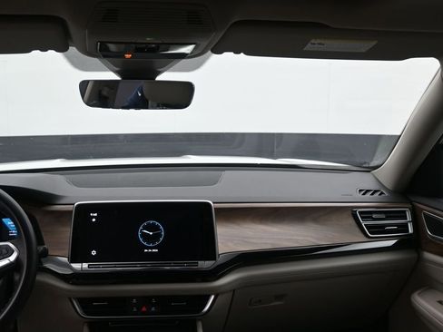 Used 2024 Volkswagen Atlas SE w/ Panoramic Sunroof Package FWD image 15