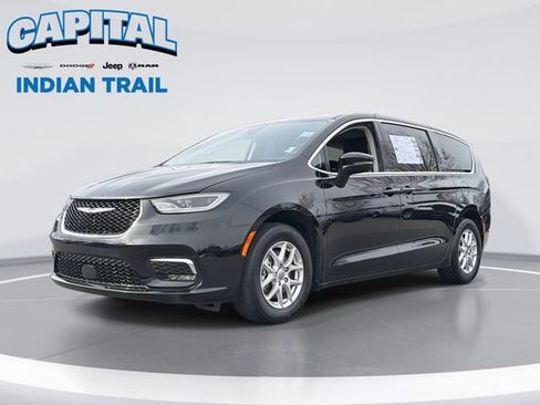 Used 2024 Chrysler Pacifica Touring-L image 1
