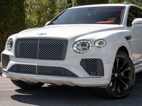 Used 2022 Bentley Bentayga image 2