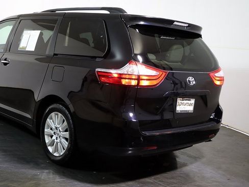 Used 2015 Toyota Sienna XLE image 10