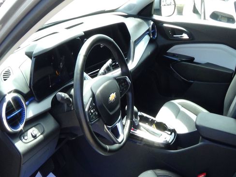 Used 2025 Chevrolet Trax LT w/ LT Convenience Package FWD image 17