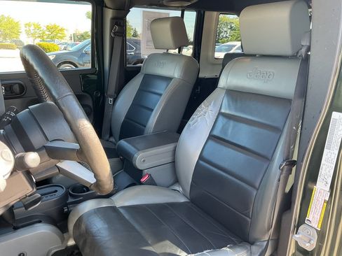 Used 2010 Jeep Wrangler Unlimited Sahara w/ Dual Top Group AWD/4WD image 9