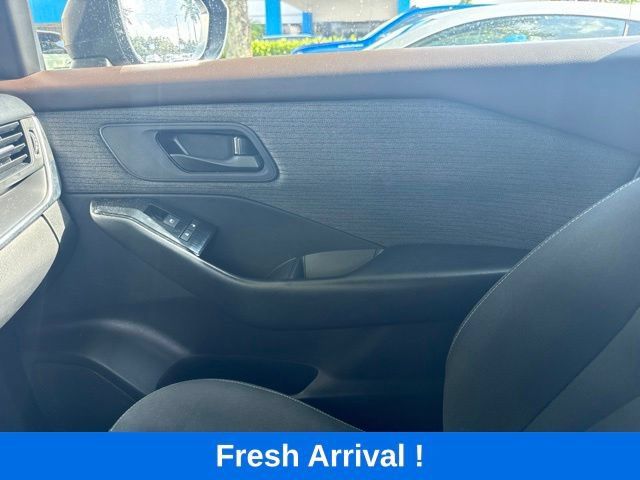 Used 2023 Nissan Rogue S FWD image 11