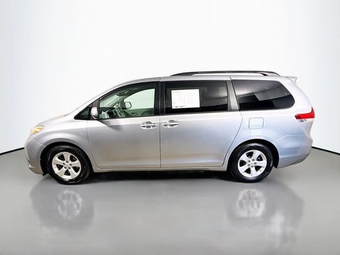 Used 2013 Toyota Sienna LE image 4