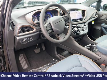 New 2027 Chrysler Pacifica Pinnacle w/ Theater Group