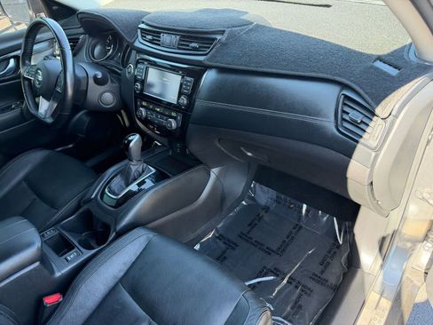 Used 2017 Nissan Rogue SL FWD image 2