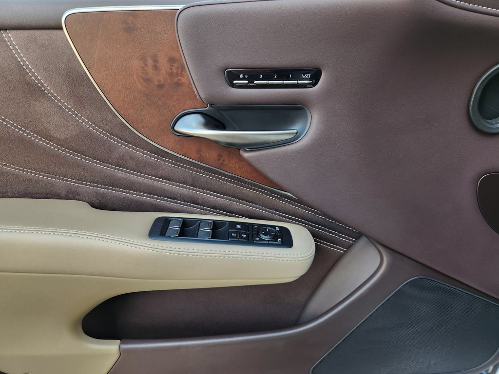 Used 2020 Lexus LS 500 w/ Accessory Package (Z2) RWD image 23