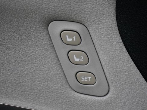 Used 2016 Toyota Avalon Limited image 16