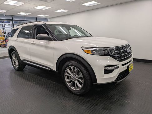 Used 2022 Ford Explorer XLT w/ Equipment Group 202A image 3