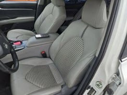 Used 2018 Toyota Camry SE w/ Convenience Package FWD image 4