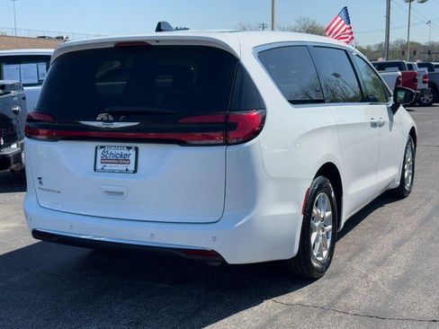 Used 2024 Chrysler Pacifica Touring-L FWD image 3